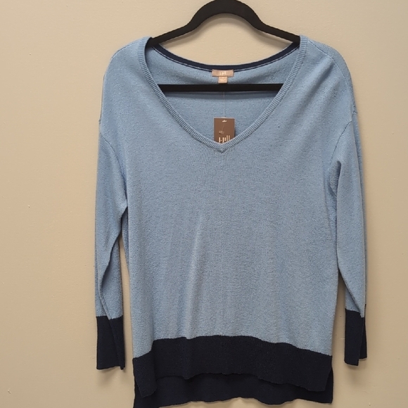 Chic Light Blue V-Neck Sweater with Navy Trim - Picture 1 of 4